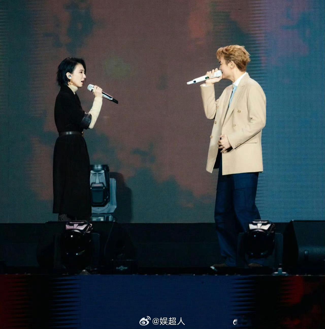 吴克群被戴佩妮锁喉戴佩妮在演唱会现场锁喉吴克群，两人就这样开启互怼模式，真的太搞