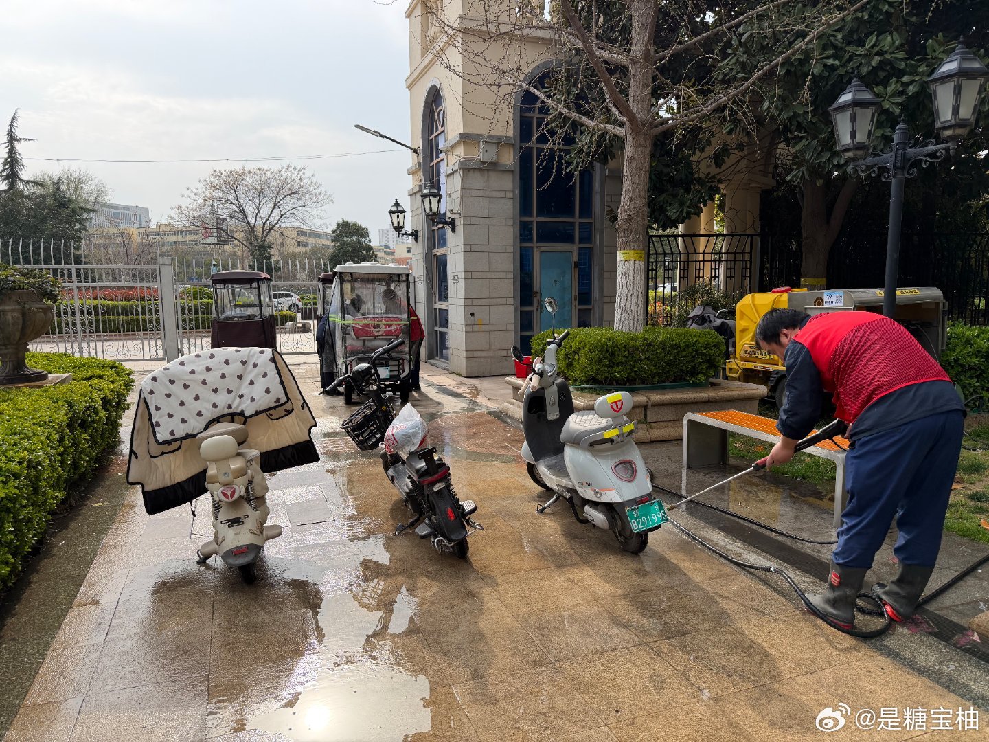 我们物业又又又给免费🆓洗车啦冲洗完还管给擦干 一条龙服务