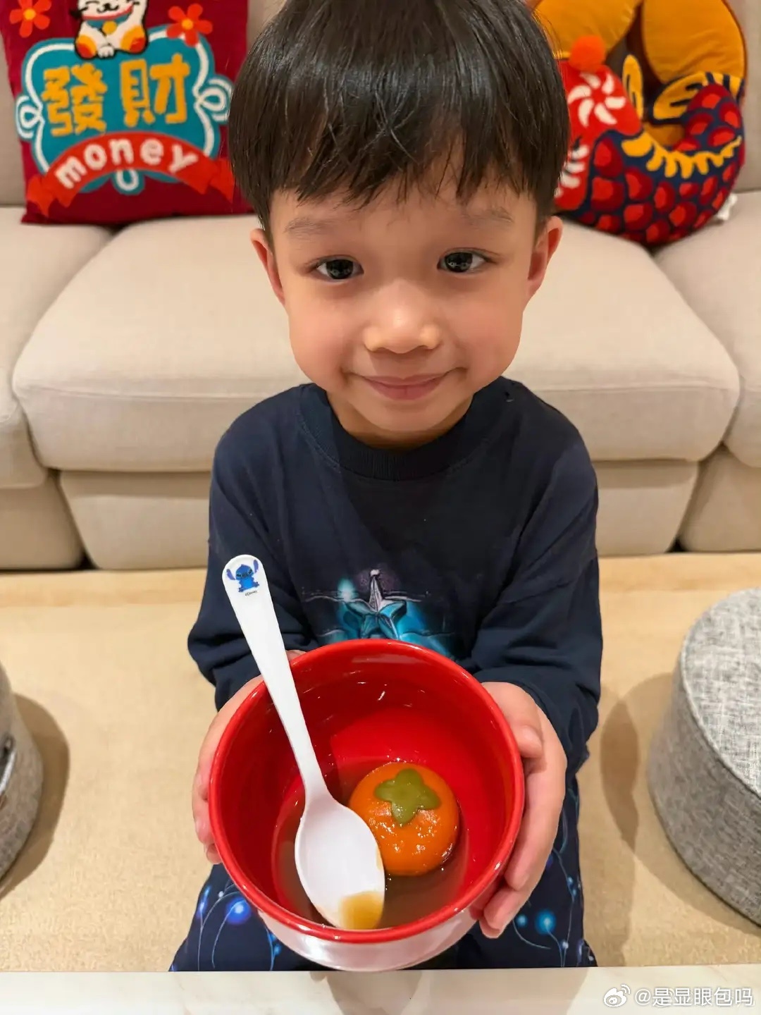 胡杏儿母子四人过元宵节，排排坐吃汤圆很可爱，三个儿子像三胞胎！ 