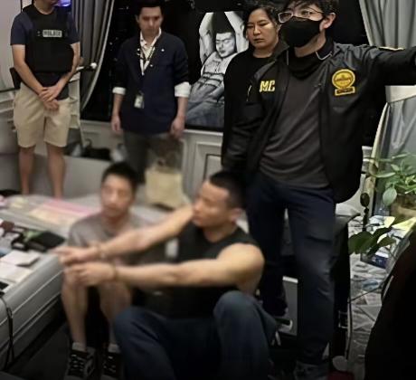 久居泰国曼谷的知名网黄“八哥”和“乖乖就饭”被曼谷警方抓获

最近泰国警方在曼谷