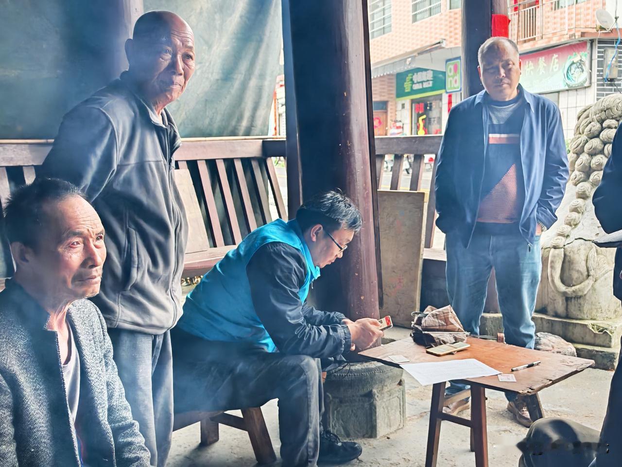 驻村帮扶“换挡期”，工作不断档是硬道理

最近不少驻村干部在问：中央和省里都说要