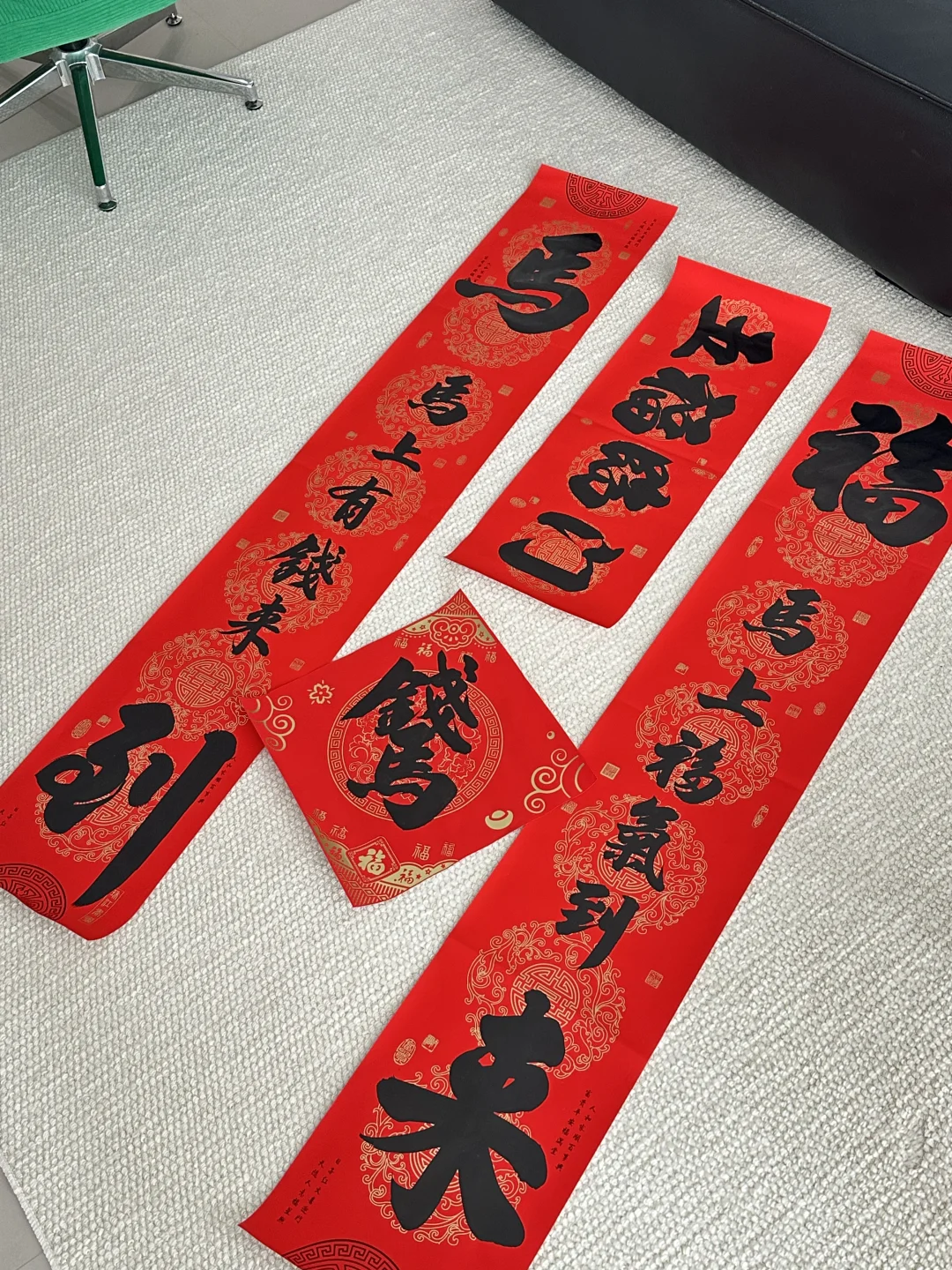 过新年！贴对联啦～