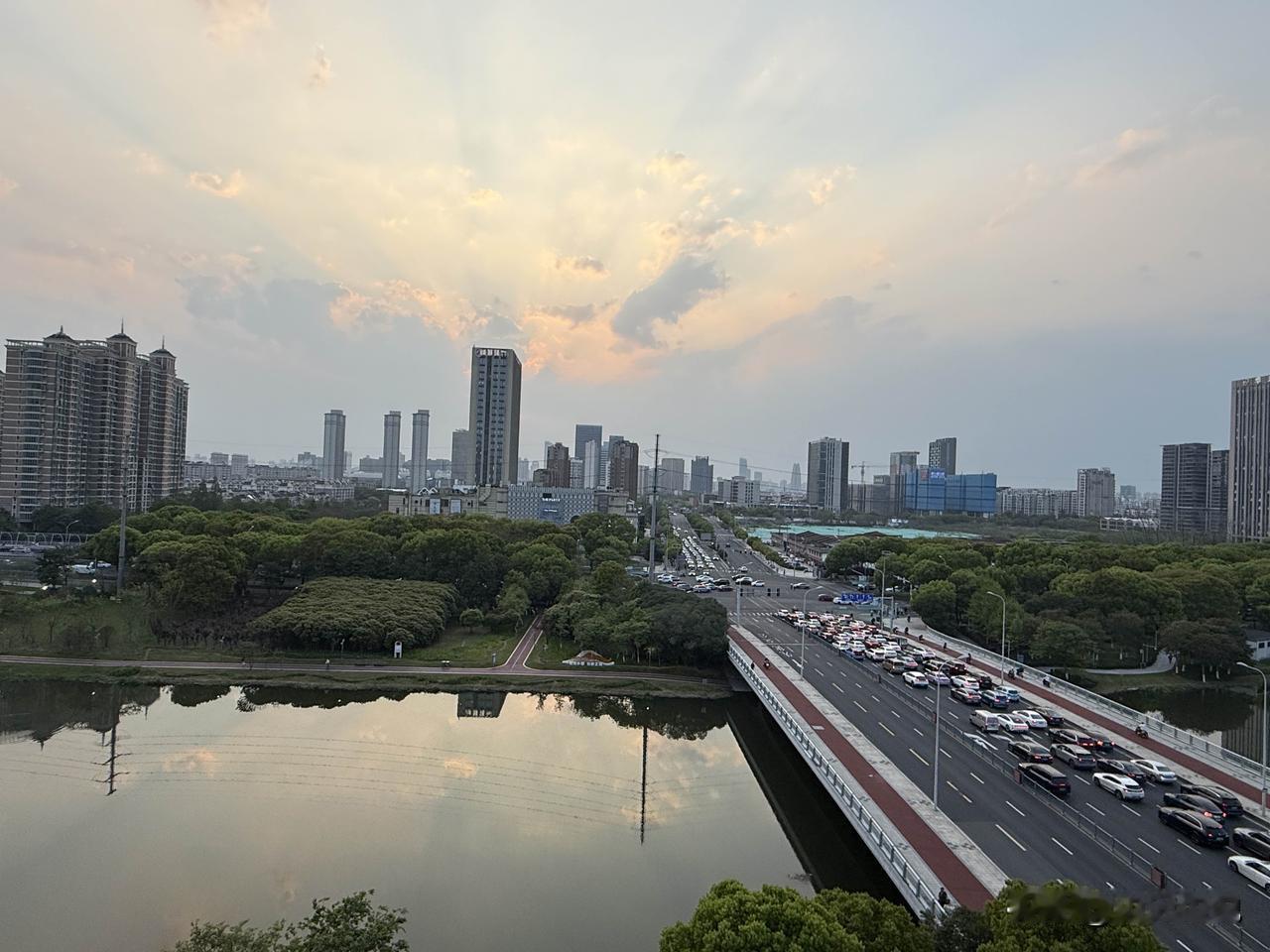 现在都啥时代了，还有多少人订报纸啊？不过在宁波，订报的人还真不算少。虽说主流媒体