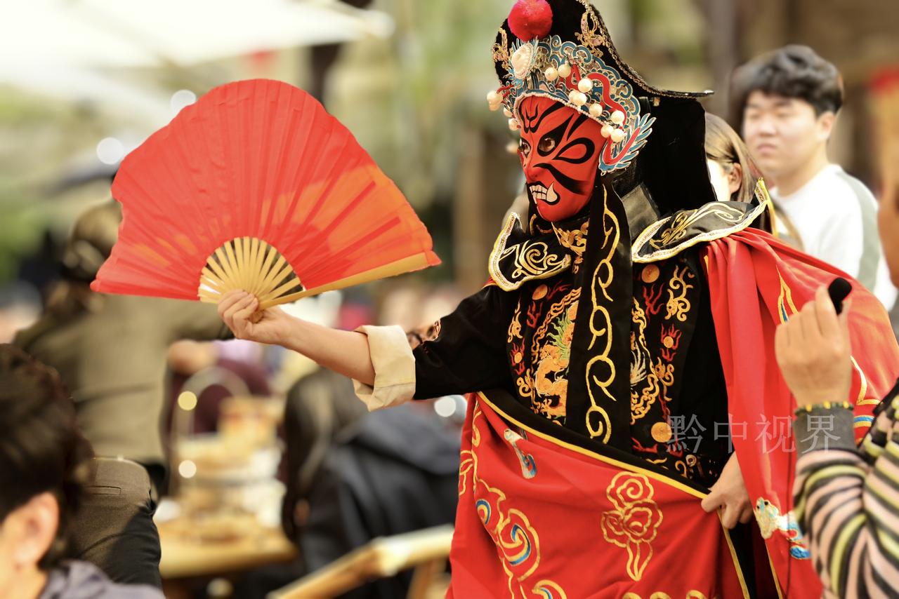 重庆·磁器口｜2026年2月22日，正月初六。一演职人员在给来店里用餐的顾客表演