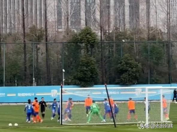 山东泰山热身惨败申花，争冠难吧…申花与山东泰山的热身赛结束，比分出人意料，这对于