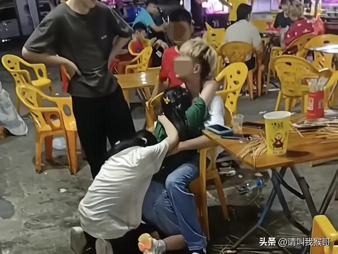 长这么大第一次看到现实版的争风吃醋，小黄毛何德何能让两个女孩子对他恋恋不舍呢？