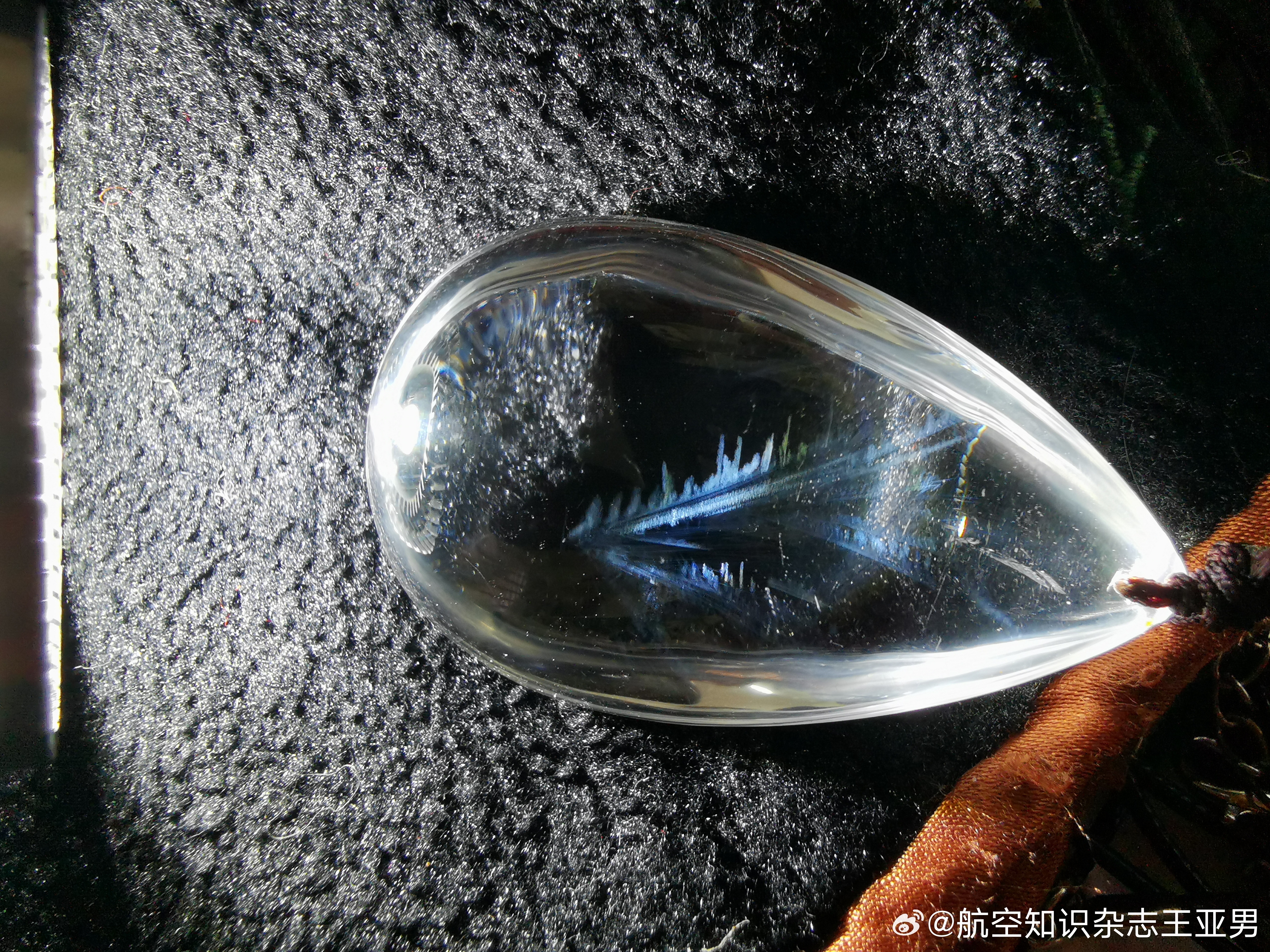 所谓蓝针，其实是某种微量结晶体沉淀，但到底是什么，又是怎样呈现出若隐若现的感觉，