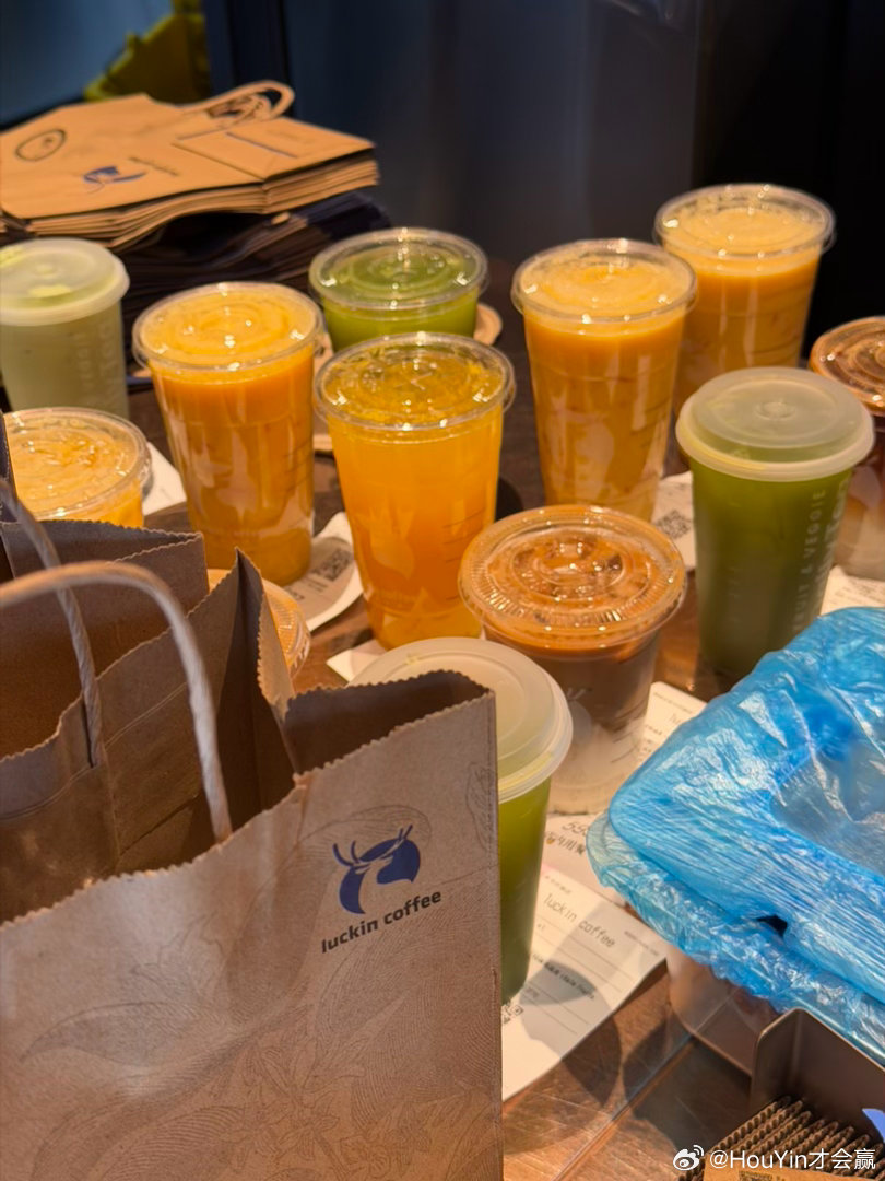 嘉峪关这边的瑞幸看来都是喝饮料的…看这俩小伙子忙疯了 