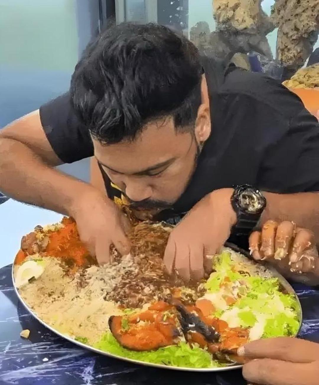 印度人用手吃饭是传统，不是因为没餐具。他们只用右手，左手基本不用，觉得不干净。这