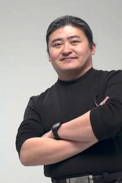 面相学里说：鼻唇沟长且宽的人高寿，鼻唇沟短且窄的人短寿。看看刘欢的鼻唇沟—— ​