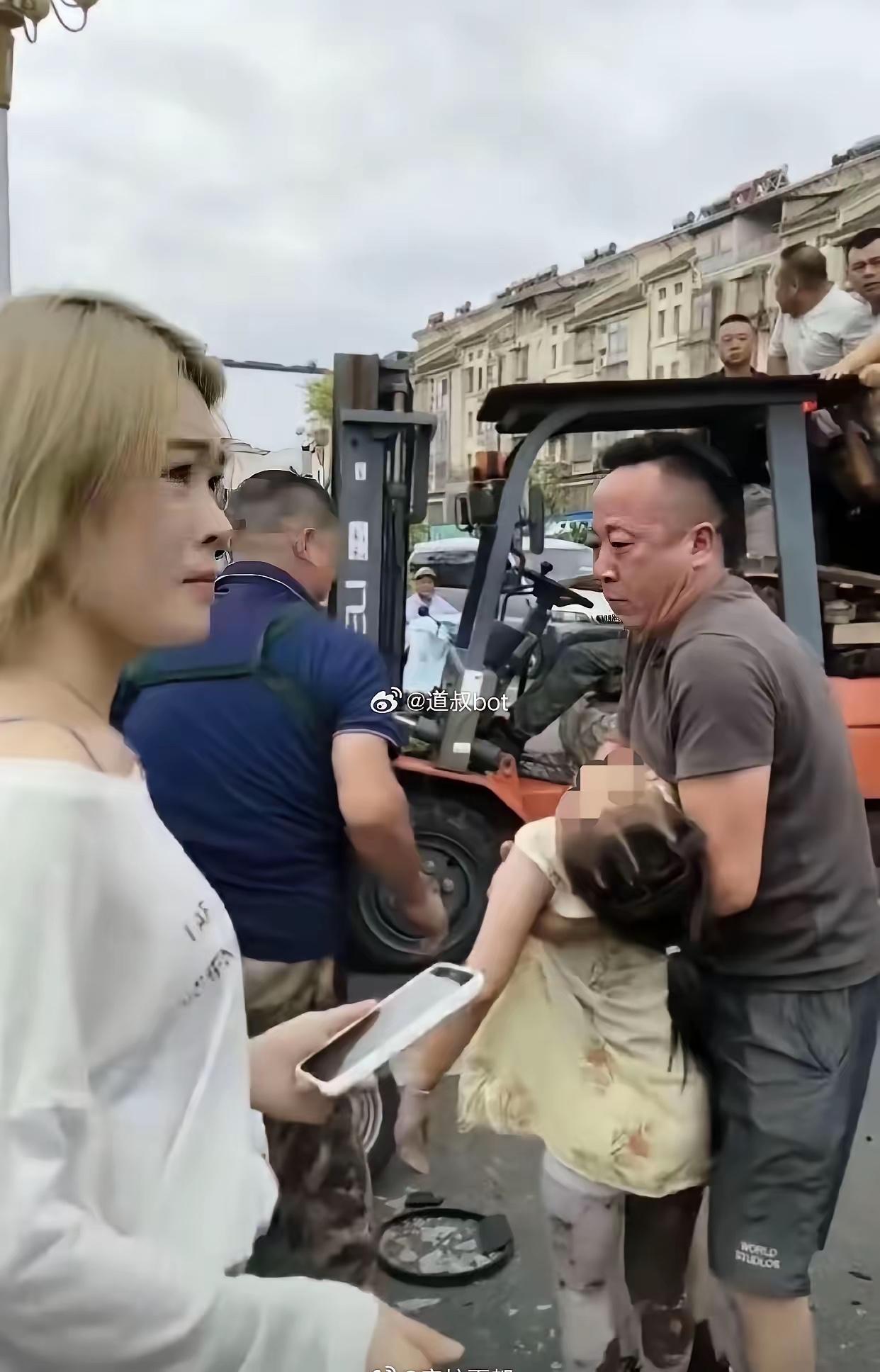 见义勇为，看见别人有难挺身而出相救，就是大爱！