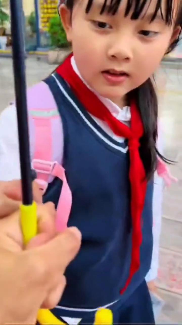 在患难之中。