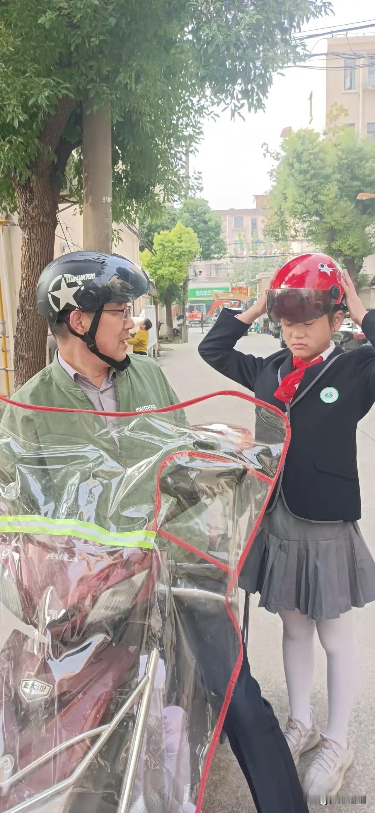 #随手拍下的风景照#秋日的阳光暖暖地照着，外公骑着电瓶车送外孙女去上学。风呼呼地