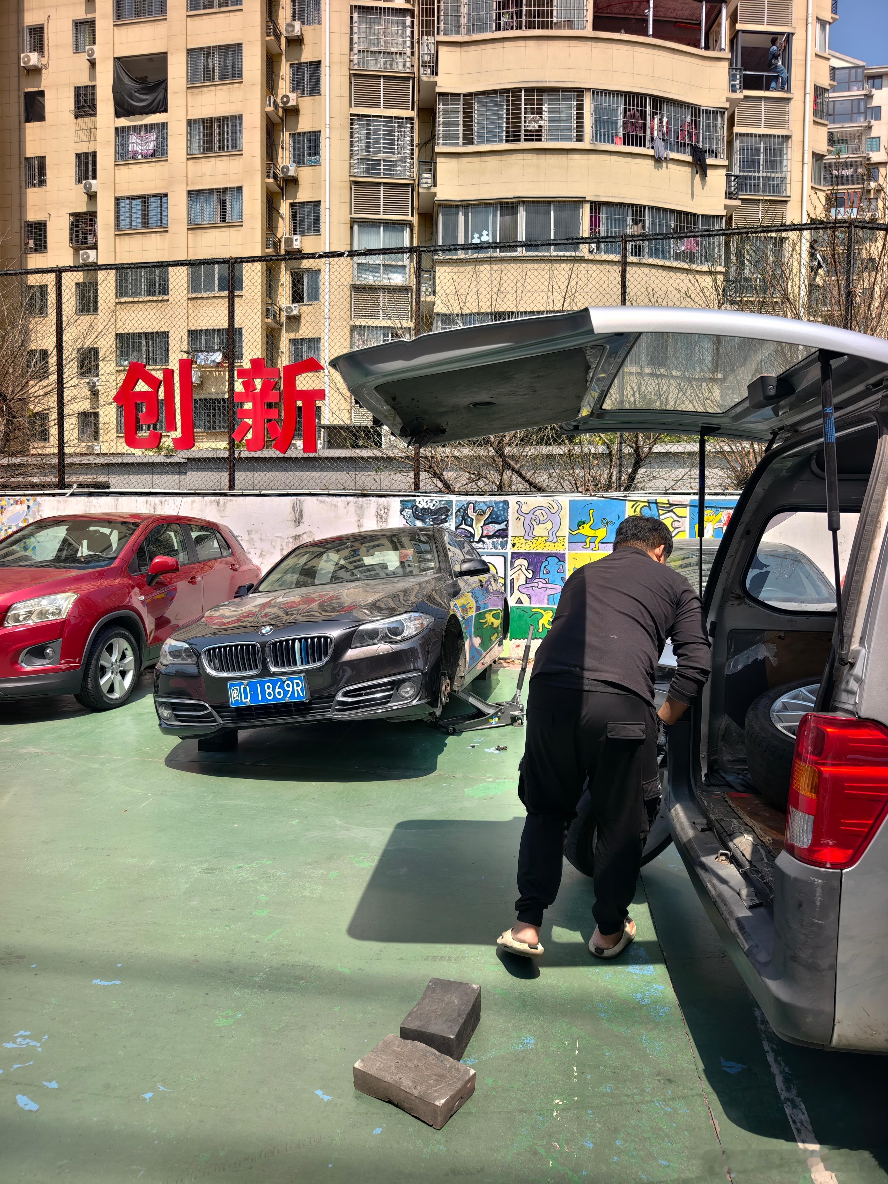 5系半车喷漆完，四个轮毂也修复好了 接下来整备顶棚内饰！ 