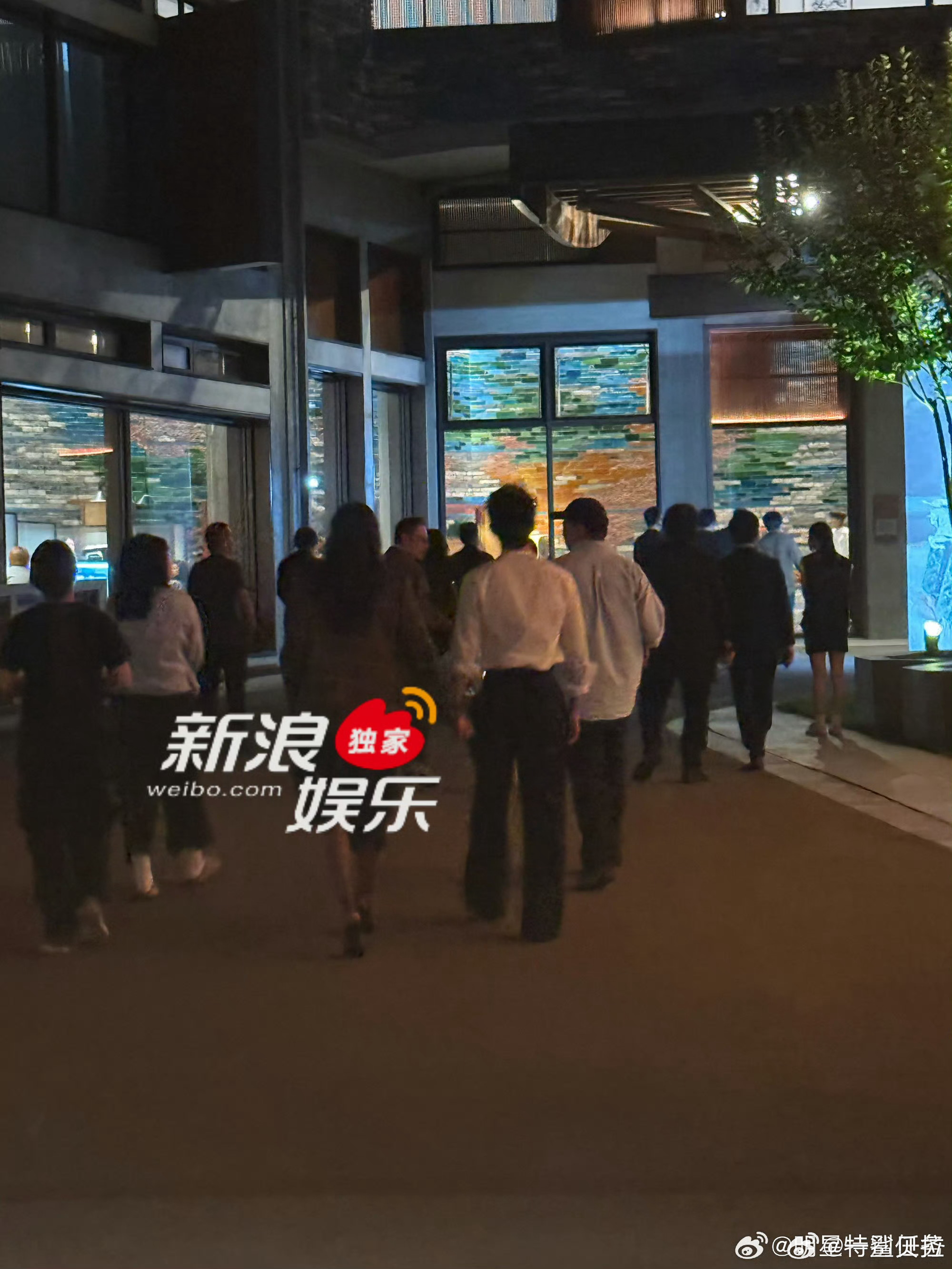 都老夫老妻了 手牵手下班 ​​​