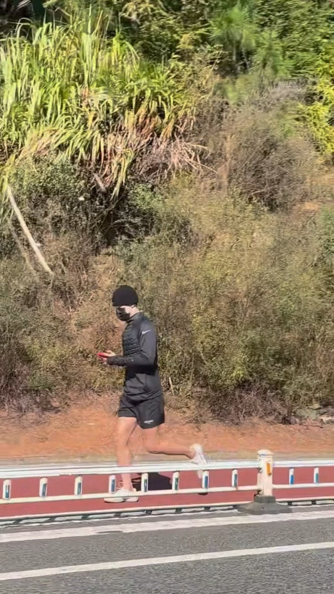 我去什么运气！网友赣州偶遇王嘉尔跑步