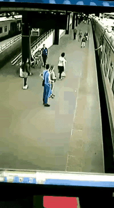 公交车到站时总有那么几位跟着车门跑，为的是抢一个舒适的座位。
看，列车站内，大妈