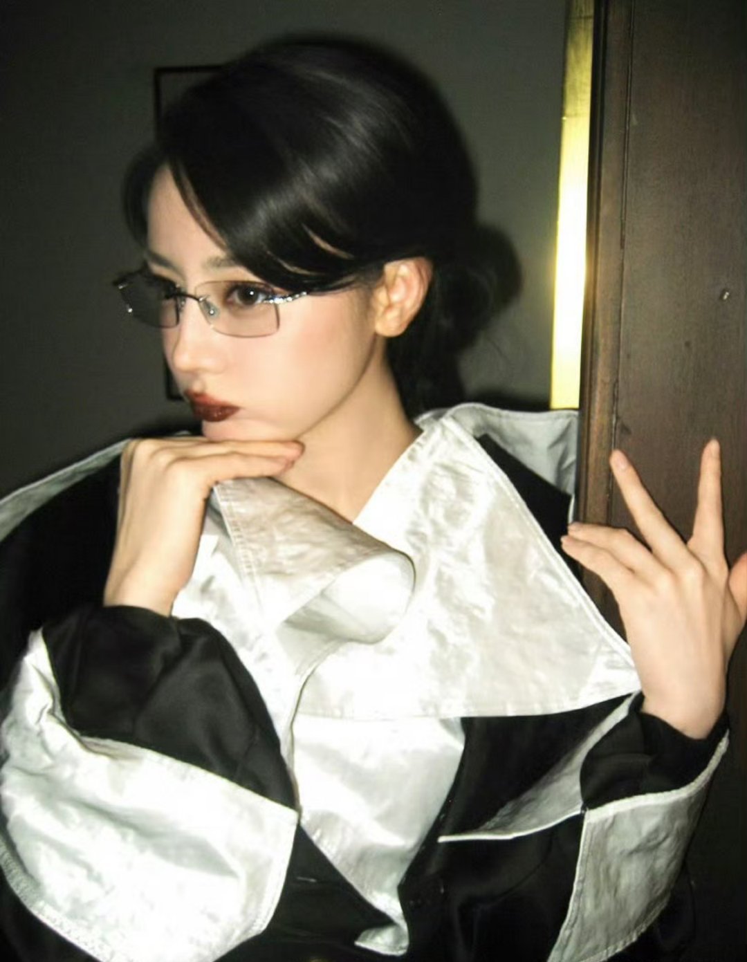 迪丽热巴口棕妆从春晚“人鱼姬妆”到此次“口棕妆”，化妆师王亚飞持续以浓颜强化路线