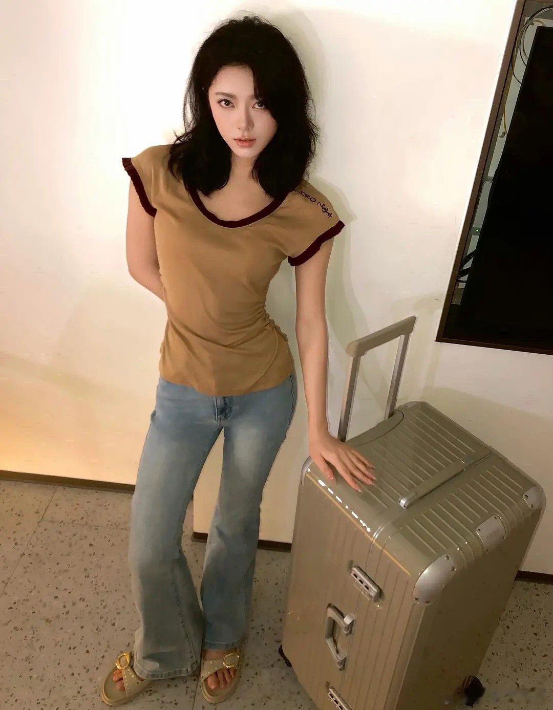 赵今麦是不是找对了风格还不错？感觉美女平时真的被造型陷害了吧....轻熟女的感觉