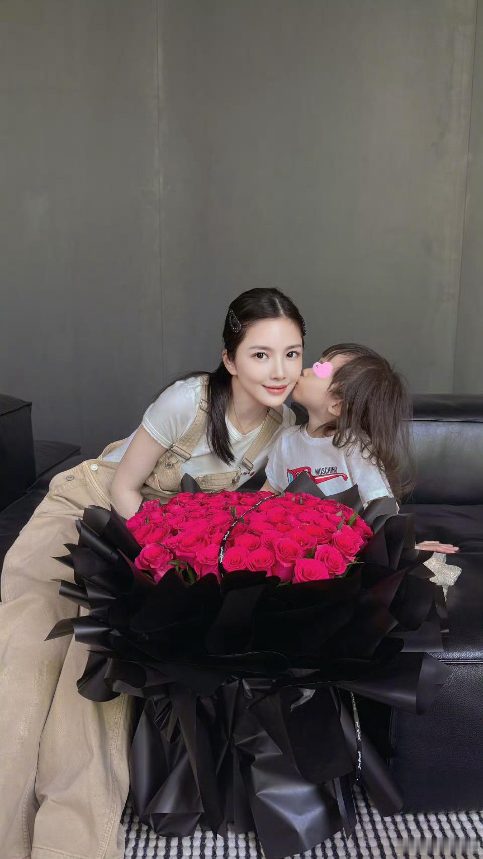 杜淳祝老婆母亲节快乐杜淳晒照祝老婆母亲节快乐 两个人好恩爱 女儿也是首次出镜 ​
