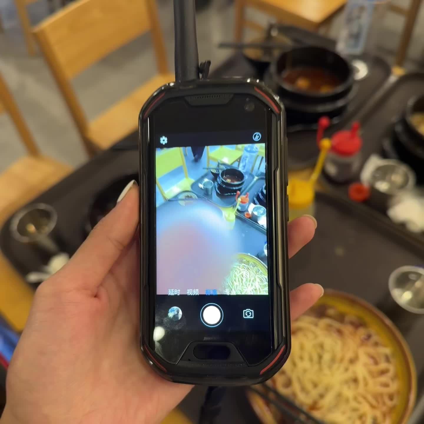 色调像早期明星微博，皮肤纹理都保留了还带点磨皮 Atom