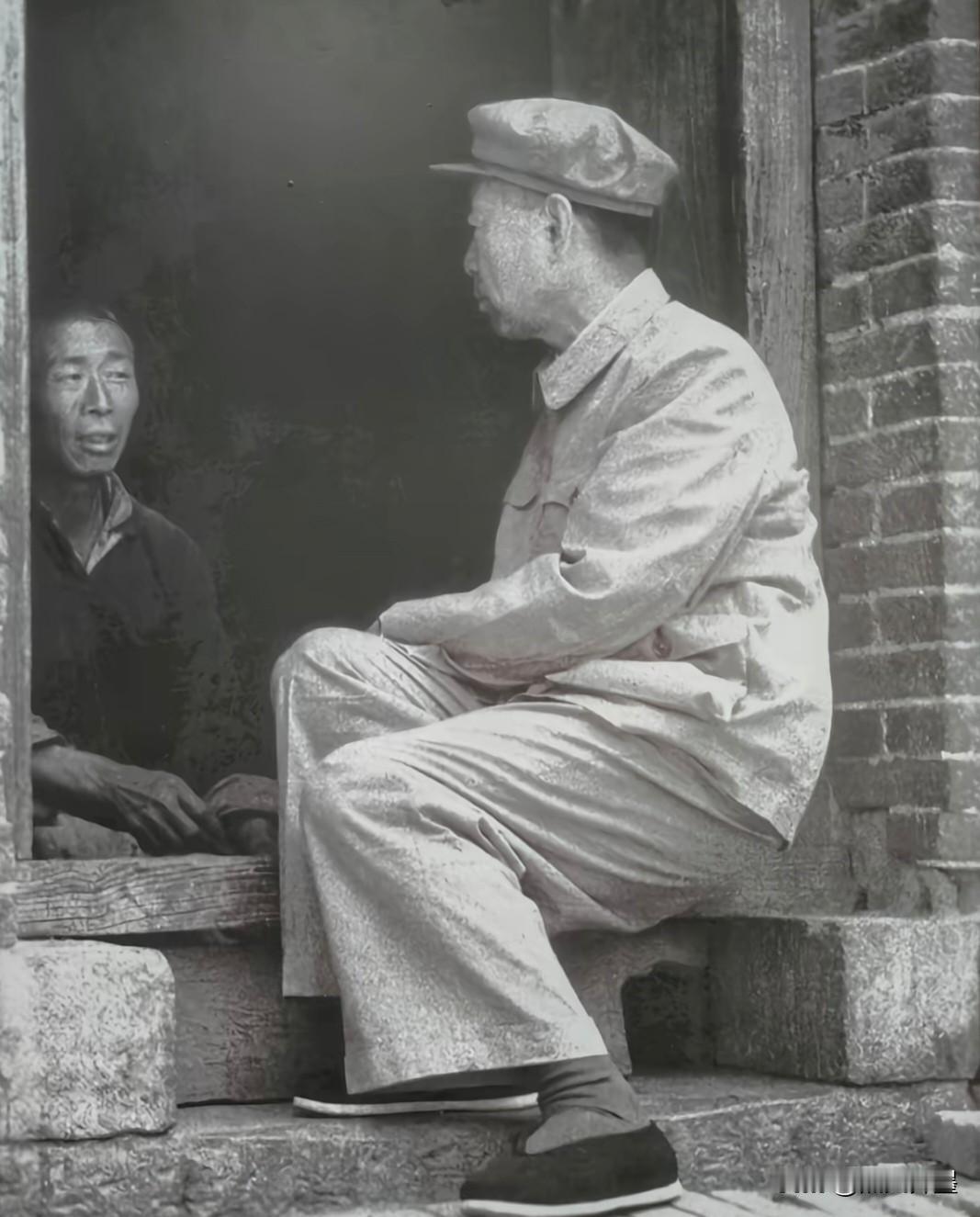 这就是我们共和国第一任总理
1958年4月，周总理在河南省偃师县视察人民公社时在