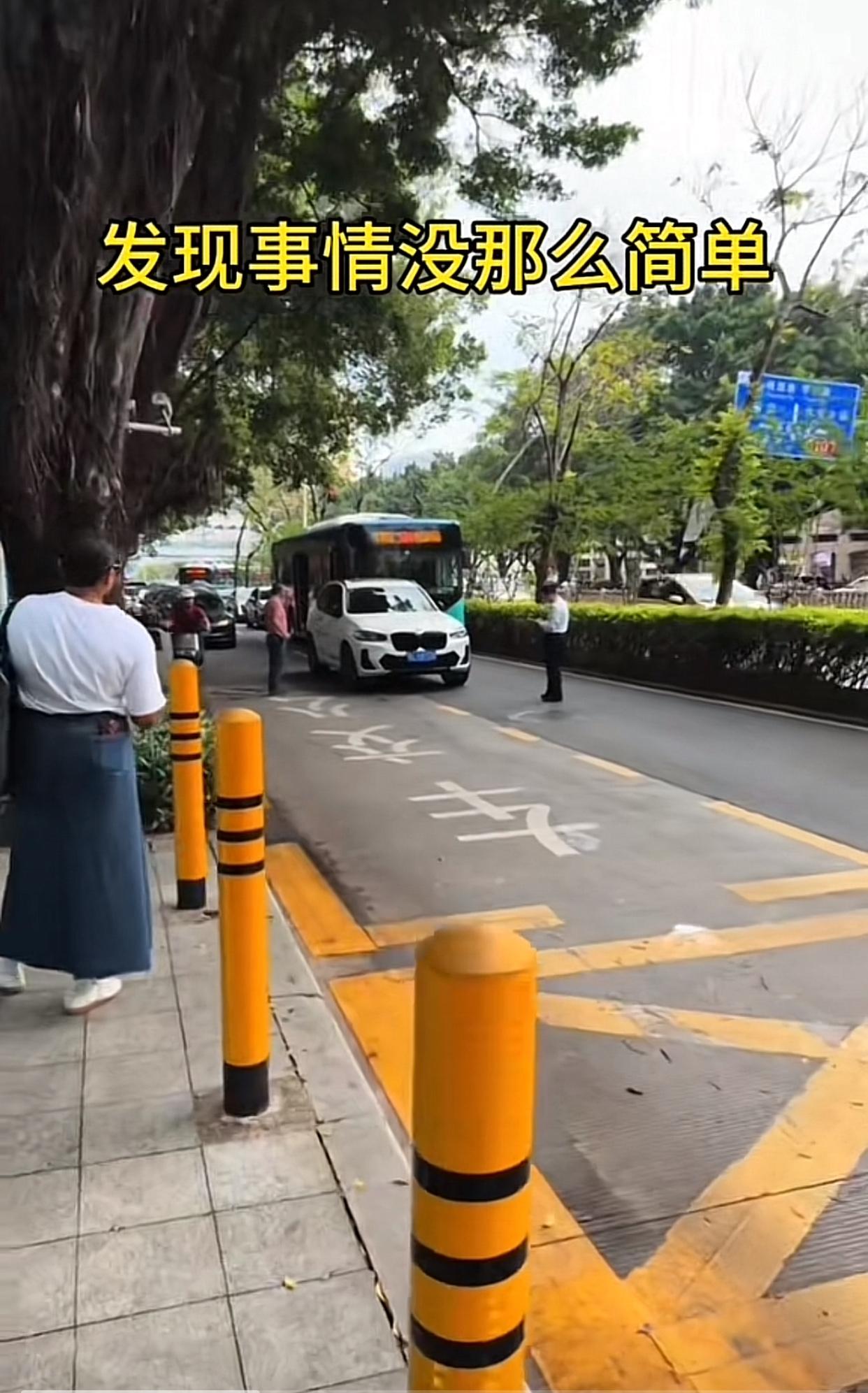 近日广东，一网友爆料，他正准备坐公交车回家，结果看到一辆SUV停在路中间，公交车