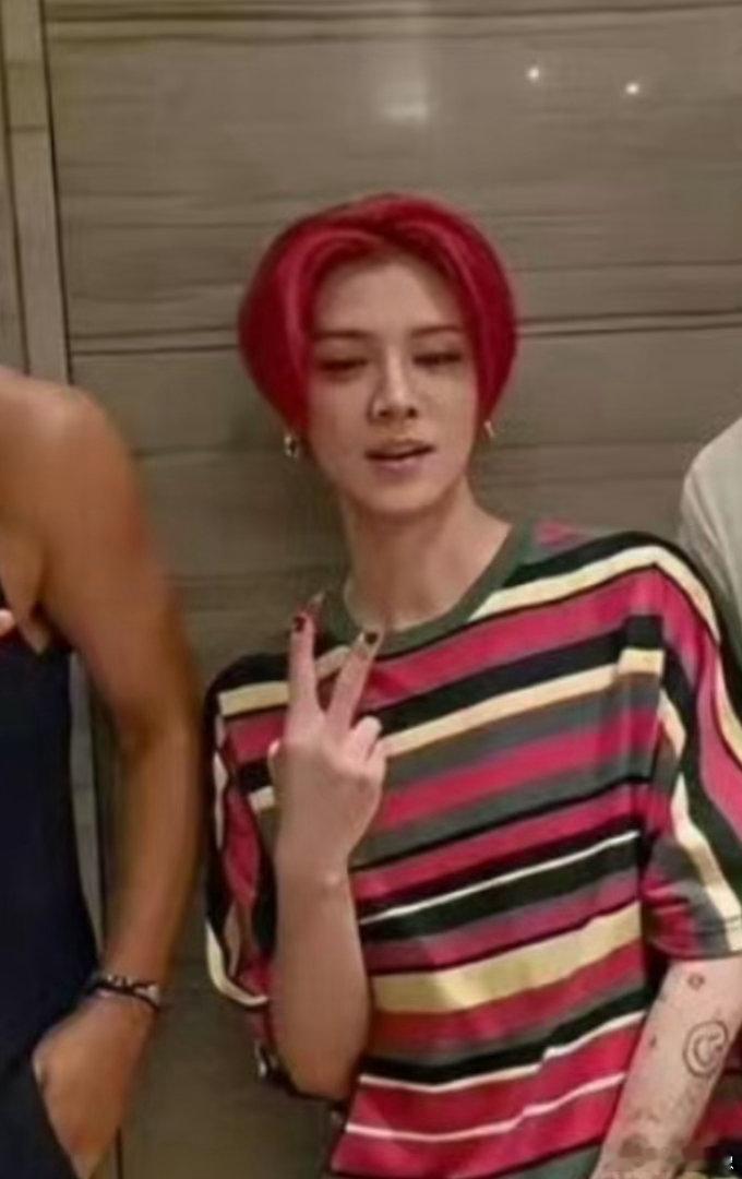 鹿晗黑色果然显瘦鹿晗怎么瘦成这样了，有够可怕的，他和关分手之后到底经历了什么 