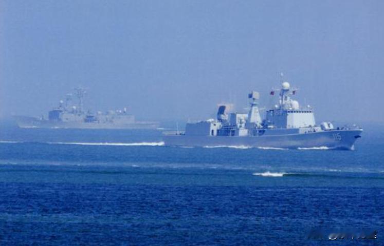 051C型驱逐舰（沈阳舰），与佩里级护卫舰同框，后面的佩里级，到底是哪国的？