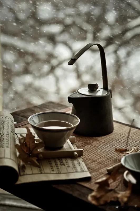 看到“煮茶听雨落”这上联，瞬间来了兴致。这上联描绘出一种超有氛围感的画面，煮着茶