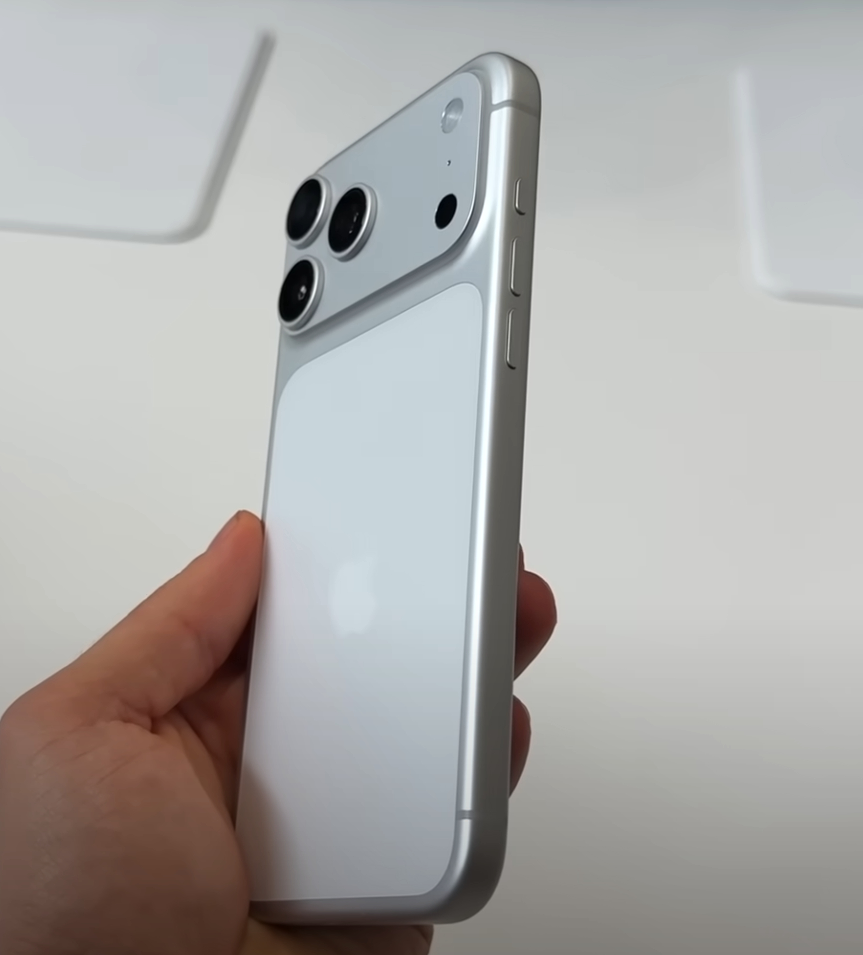 iPhone17ProMax 这代的精致感再升级，来自于这个一体感，一整块铝成型