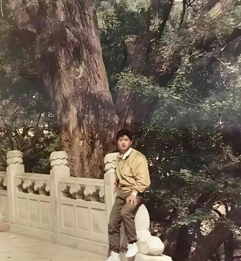 这是18岁的刘强东和18岁的章泽天，若干年后，两人成为一家子 ！ ​ ​​​