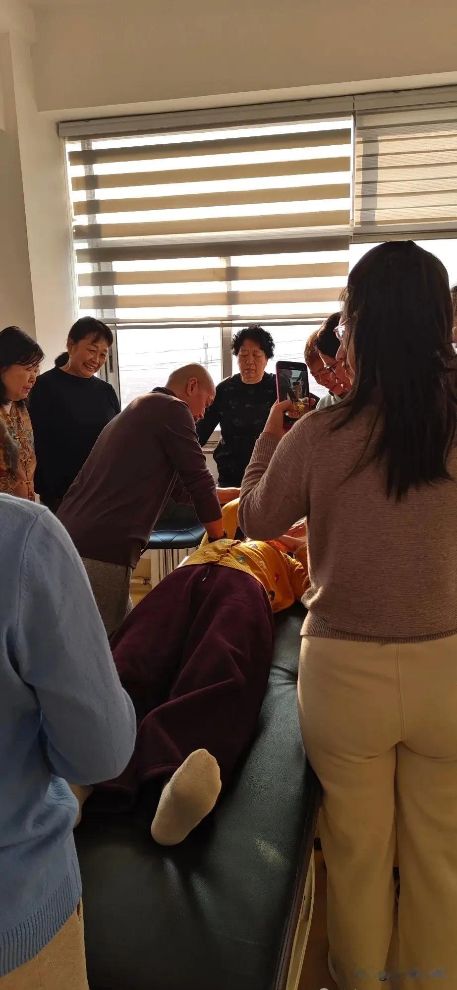 这种按摩有用吗
一帮女的跟着男的
学按摩