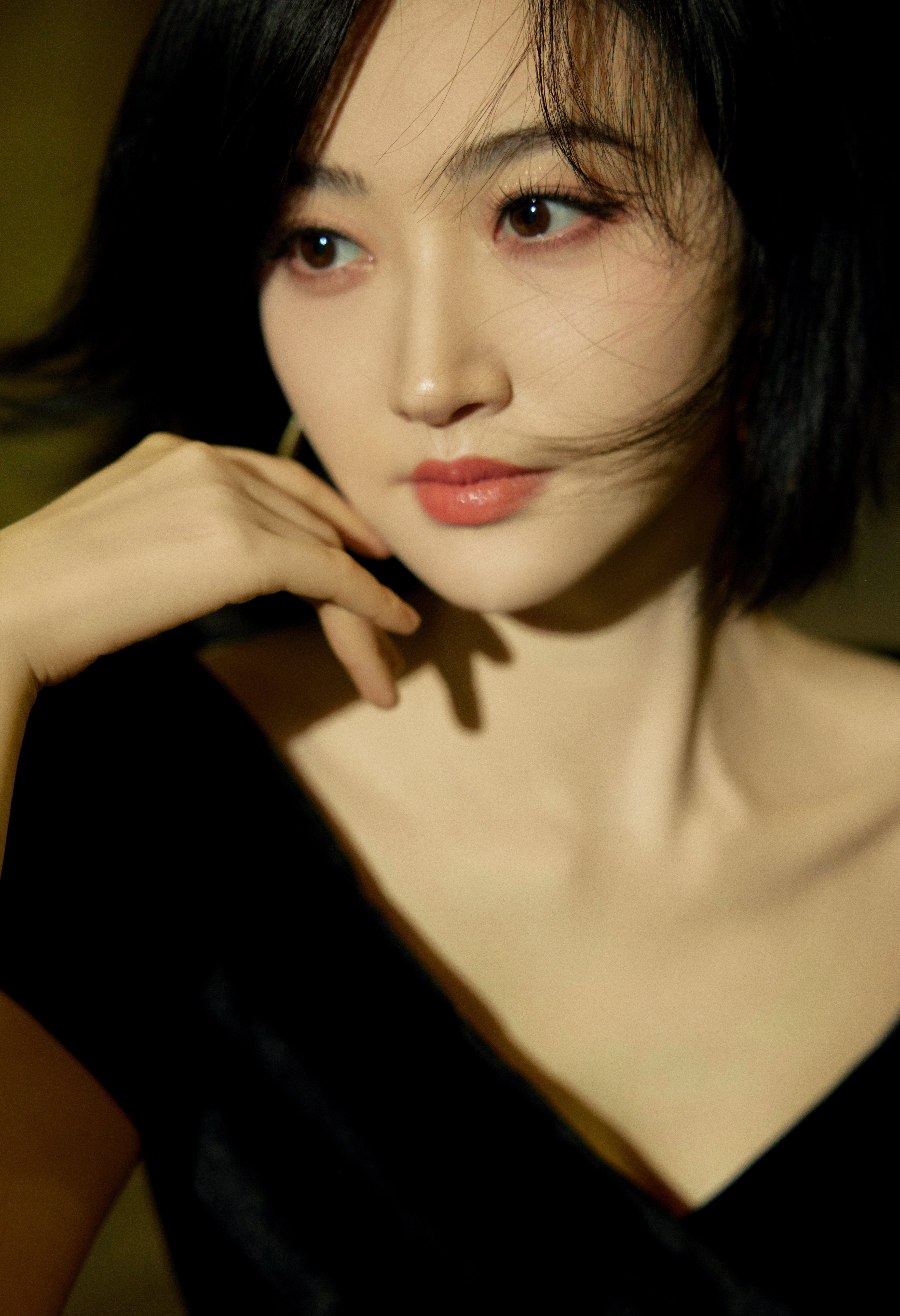 景甜  ❤️用浪漫的方式打开夏天的序曲，自在轻盈，绚烂如花。#景甜[超话]# ​