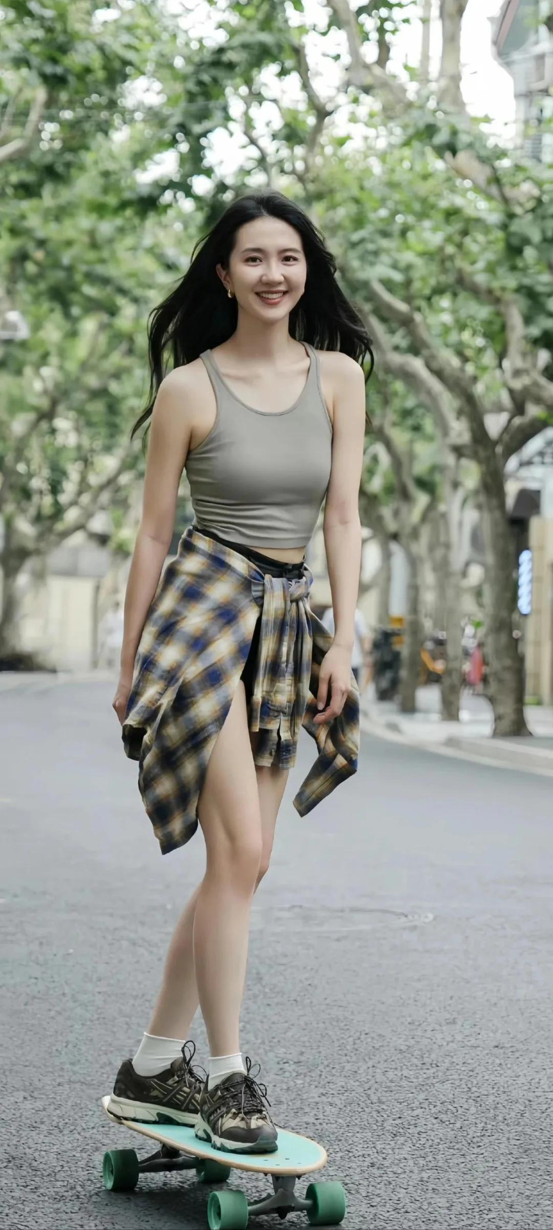 万能生活指南许龄月踩着滑板绽放笑颜，甜美如夏日清风