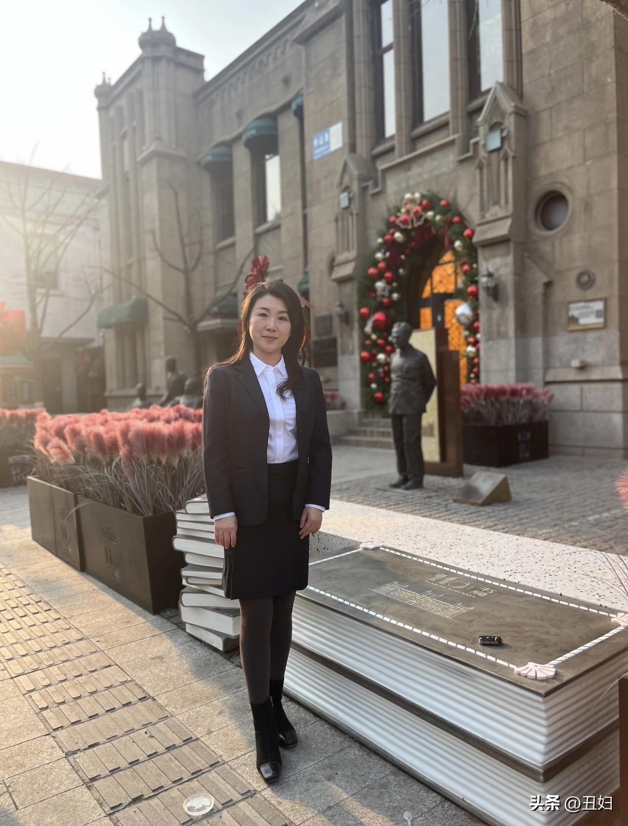 一个优雅的女人在你眼里是怎样的她的穿着得体，不会过于花哨或暴露。