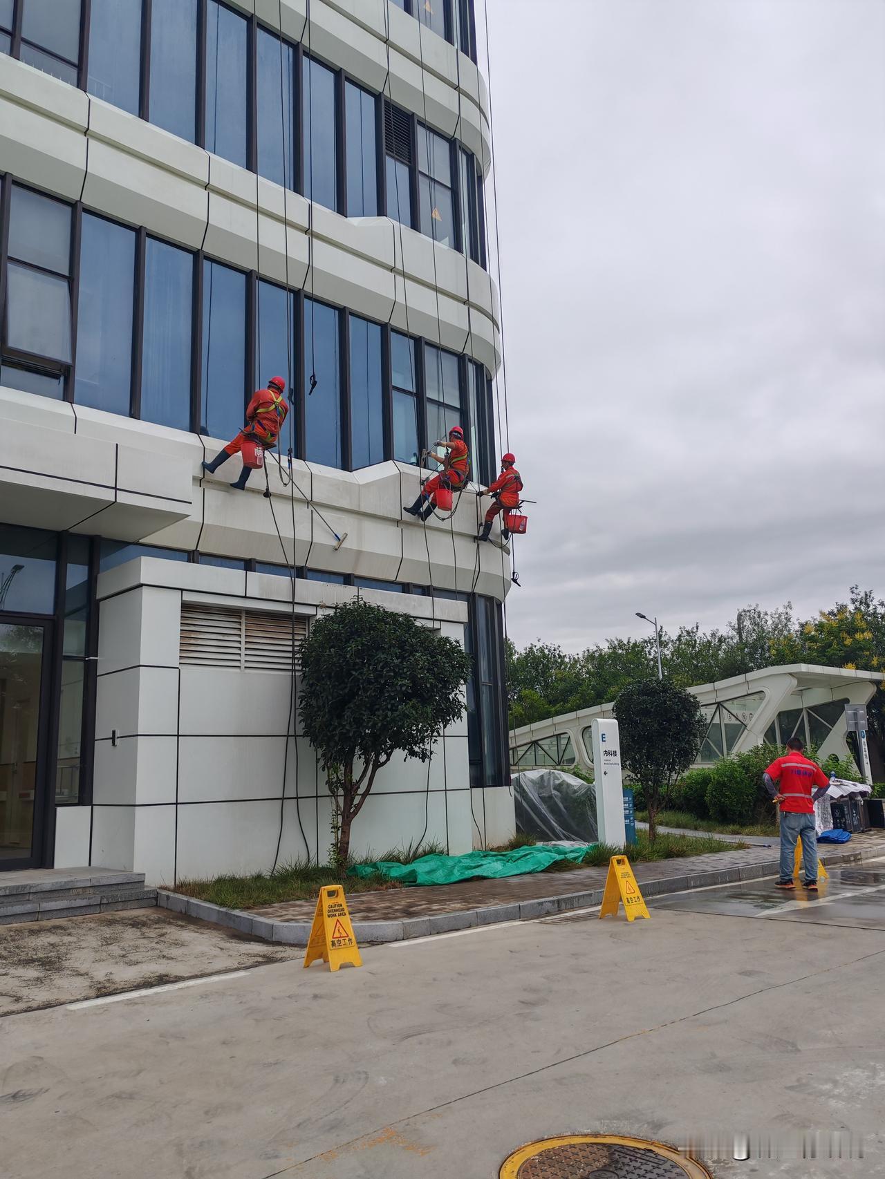 有人说这是份好工作
8月29日，昨天我去了西安经开区一趟，刚停了车，从车里出来，