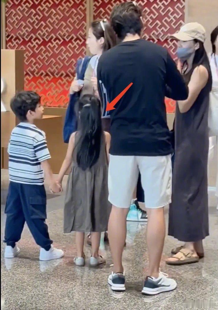 #高圆圆带女儿参加开学典礼#高圆圆带女儿参加开学典礼被偶遇，她本人穿着简单的黑色