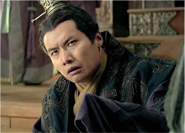 建文帝出逃后朱棣直奔皇宫，小官却拦住他问话，后被升为四朝宰相