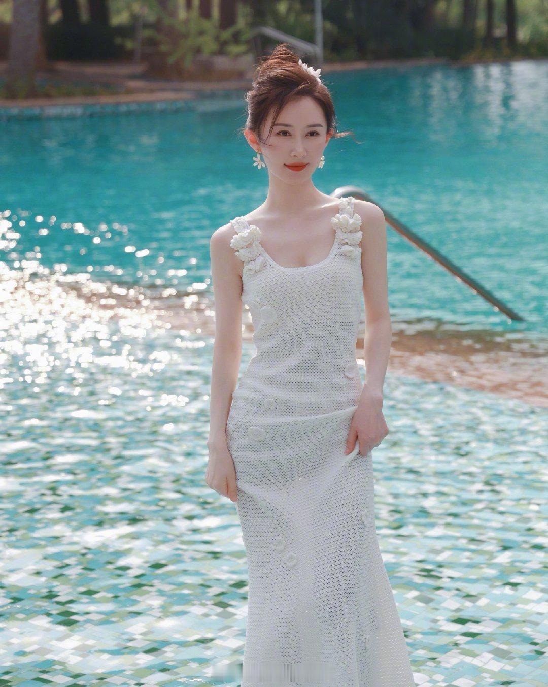 舒畅夏日白色长裙的温柔 ​​​