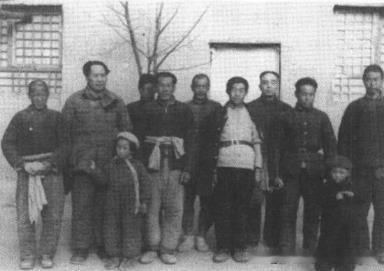 1944年，毛泽东接见劳动模范杨步浩等人