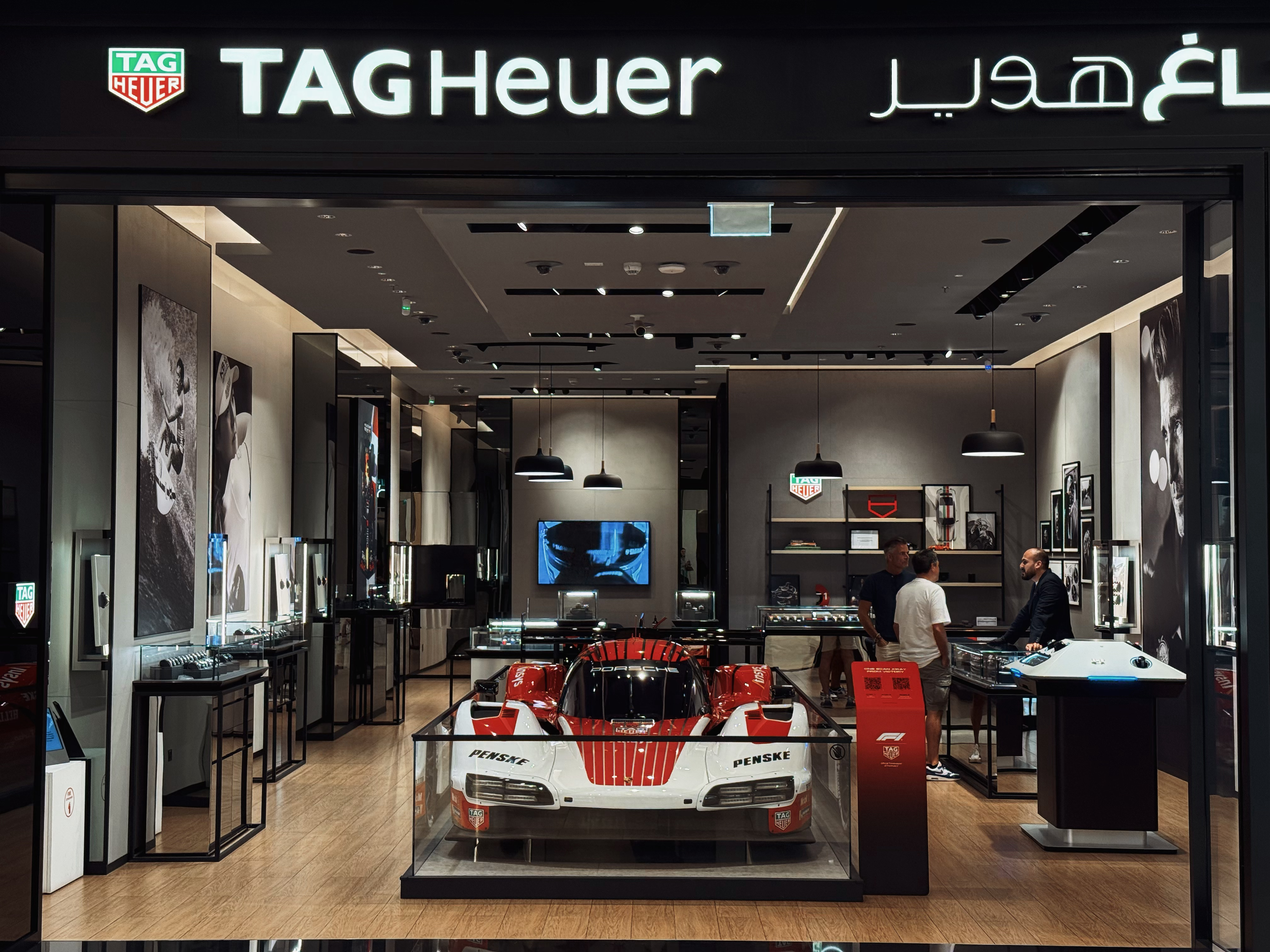 店里放一辆保时捷963阿布扎比 阿联酋