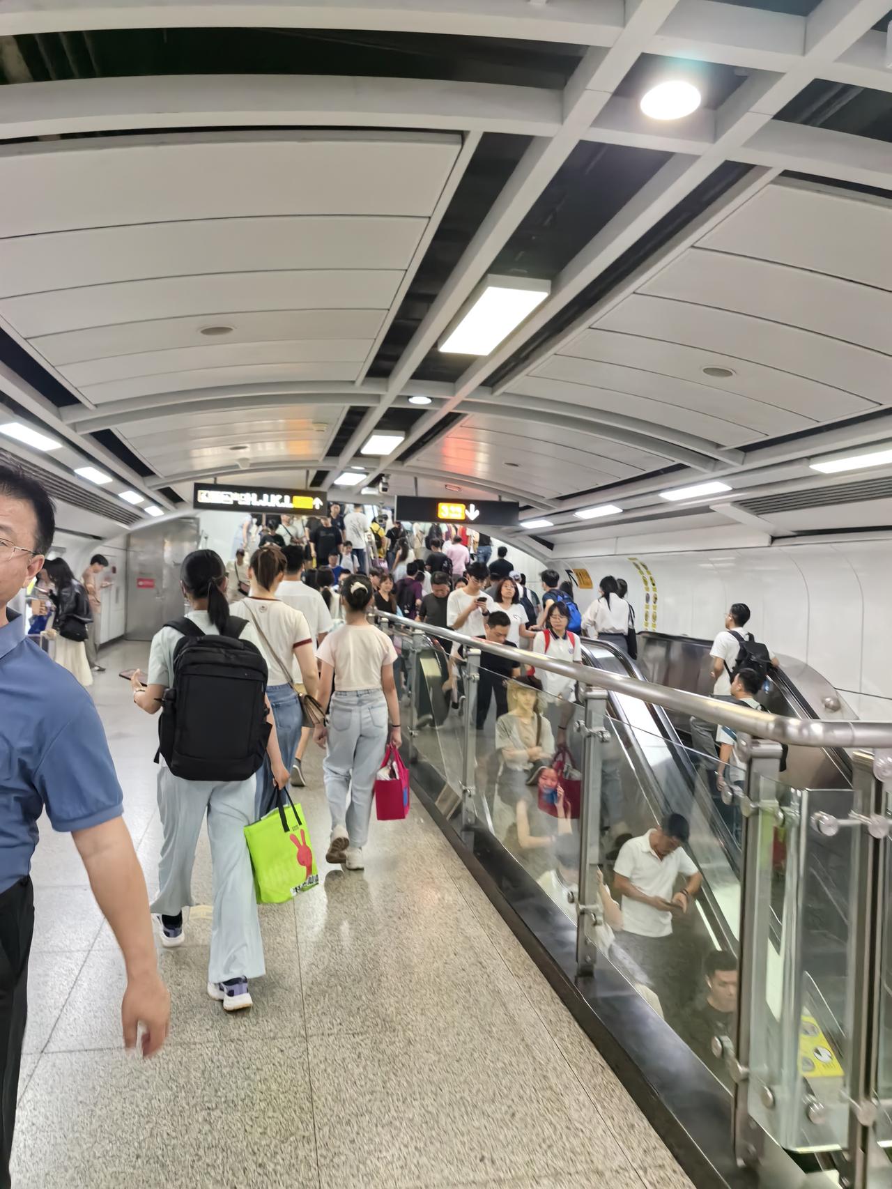 在广州，好像只有挤地铁时候才有在广州的真实存在感。。

 来广州一晃快二十年了，