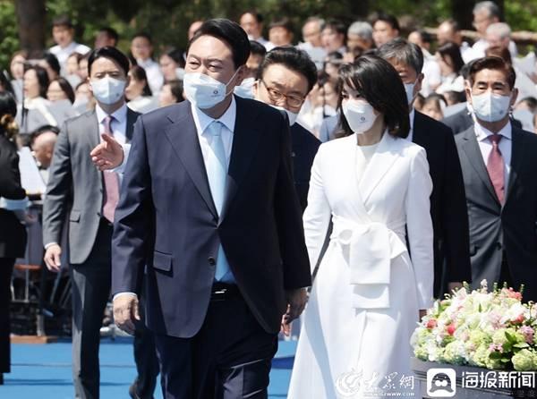 这个前韩国总统夫人刚上台的时候就觉得奇奇怪怪的，甚至感觉她这个人都好像个机器人一