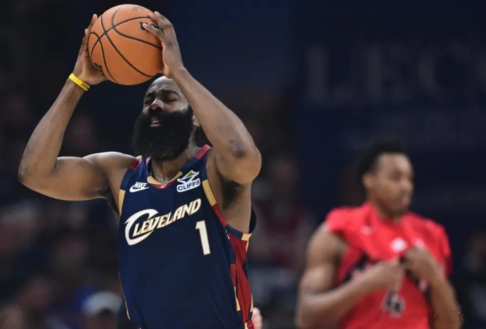 哈登创造一项队史纪录骑士126-113击败猛龙，哈登出战33分钟，18投8中，其