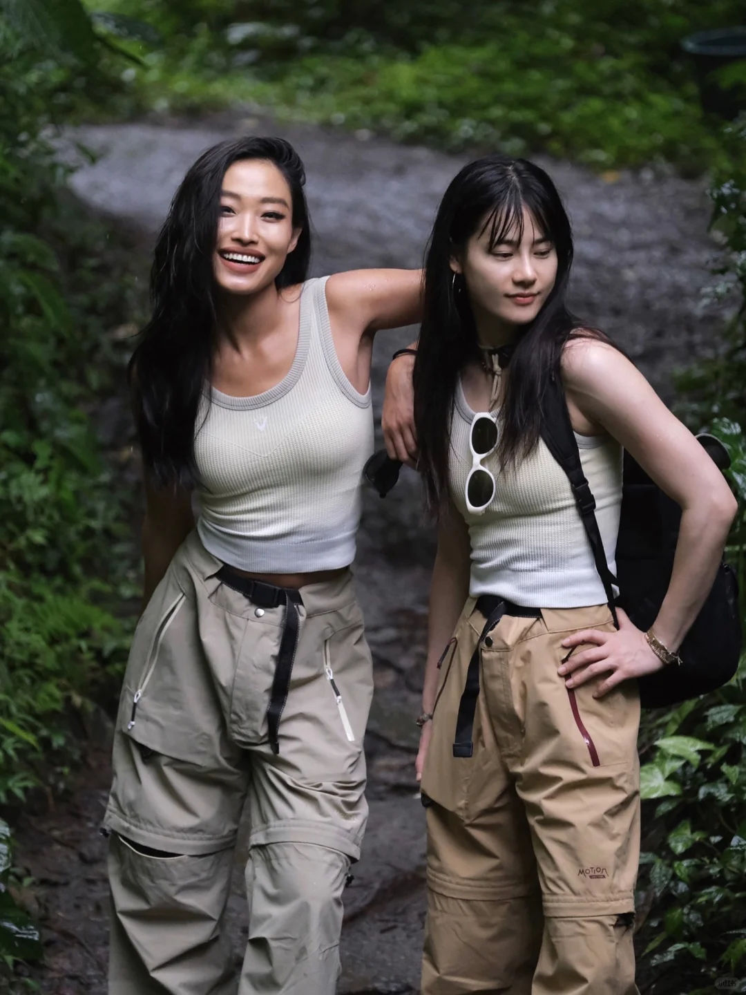 和一群漂亮女孩雨中徒步、发疯、舞蹈