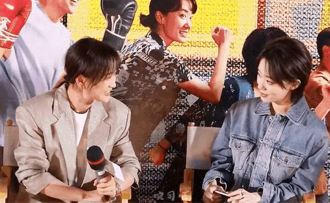 贾玲瘦身成功后像这个像那个，唯独不像贾玲自己。
#暴瘦后的贾玲# 
#贾玲脱胎换