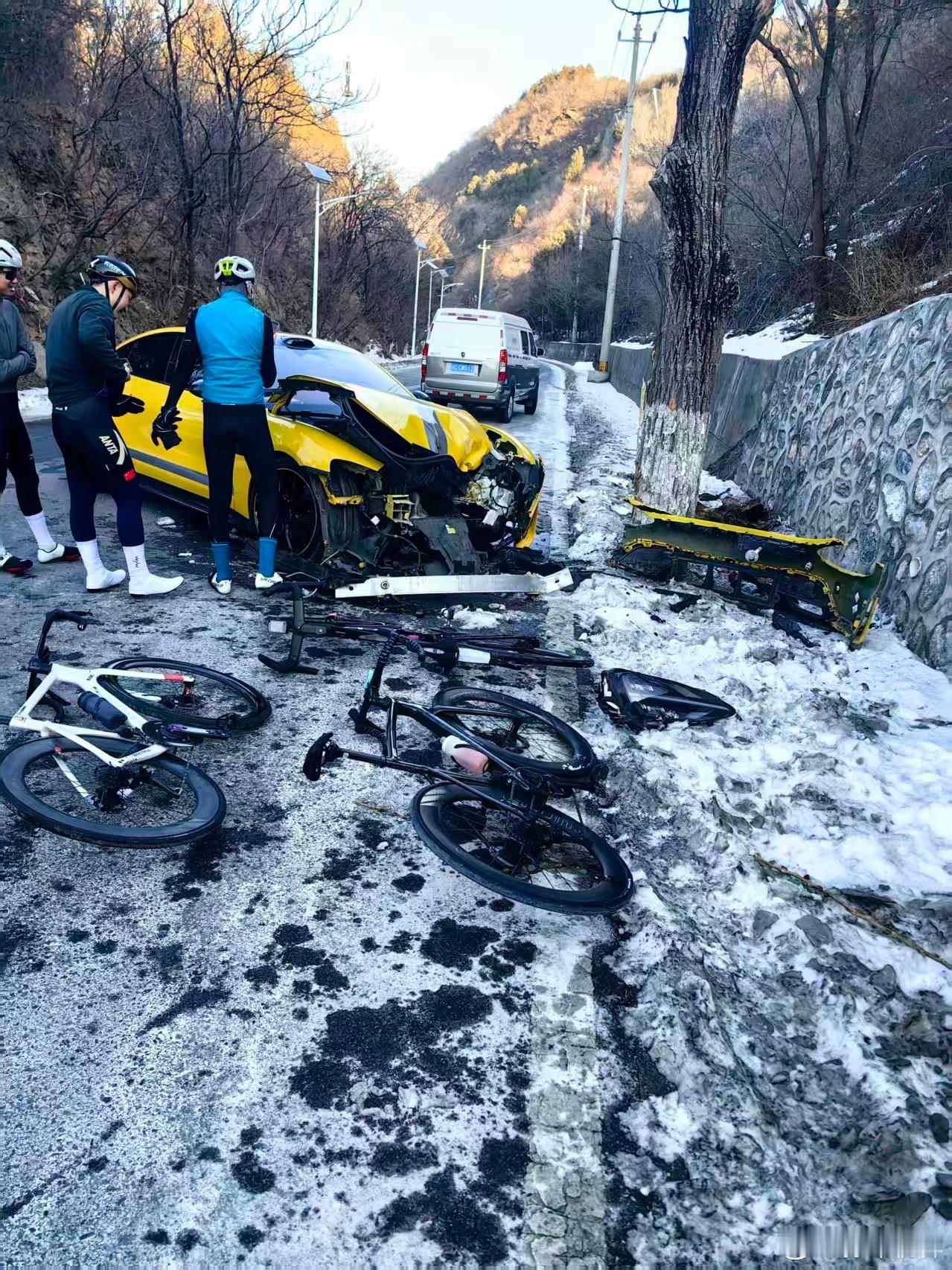 目测这台车首先不是雪地胎。原厂应该是P0的胎，雪地+暗冰，就算限速以下，稍微丢点