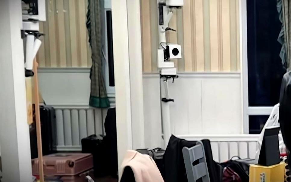 我没说对不起。
 

梁淞以为一句“行了”就能翻篇，何美延却在原地等着那句道歉，