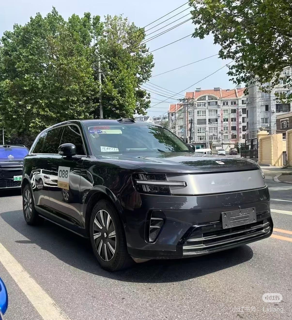 一打开小红书这么大一辆小米澎程怼我脸上前面这饰板好看嘛？！ 这两天看过车的人集体